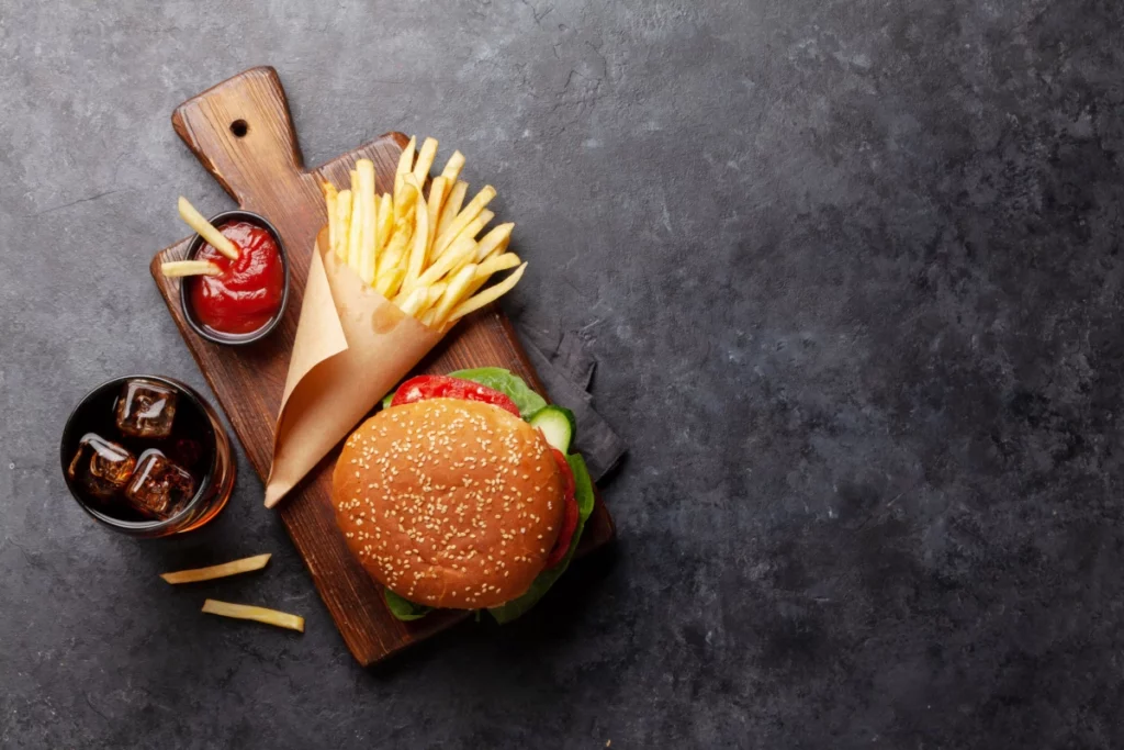 ToF Behang eten patat, burger met cola