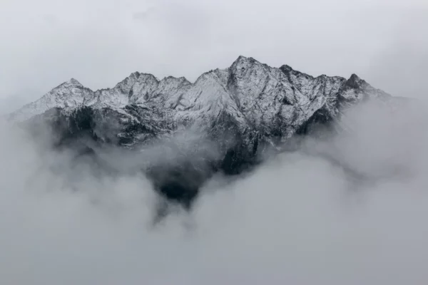 ToF Fotobehang bergen met sneeuw en mist