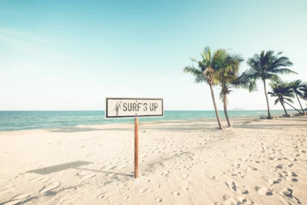 ToF Behang strand met bordje surfers