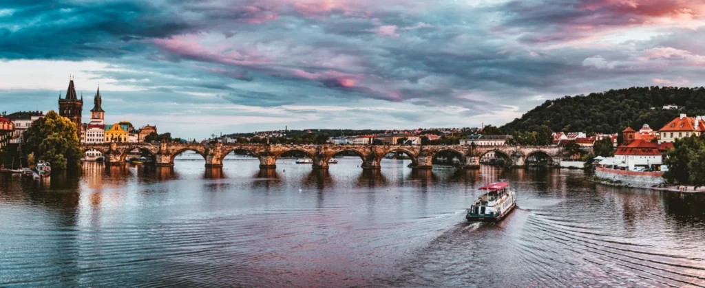 ToF Fotobehang Praag Karelsbrug roze lucht