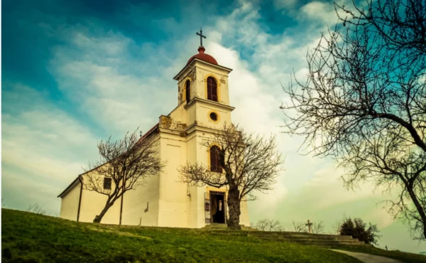 ToF Fotobehang oude gebouwen kerk wit op heuvel