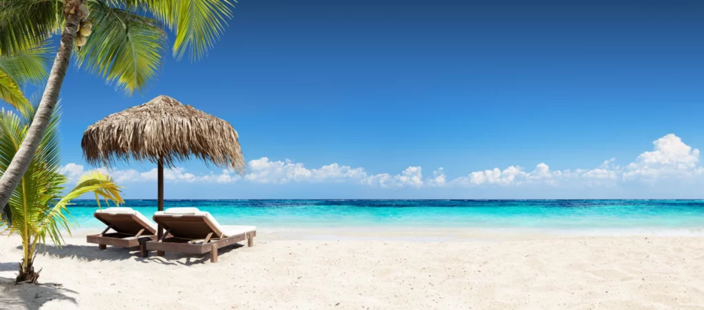 ToF Fotobehang strand met bedjes en een parasol