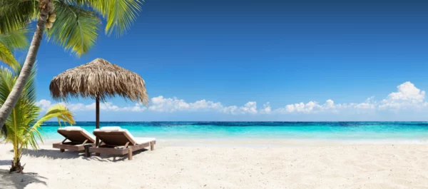 ToF Fotobehang strand met bedjes en een parasol