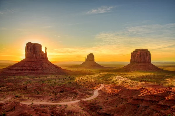 ToF Behang landschap bergtop West and East Mitten Buttes