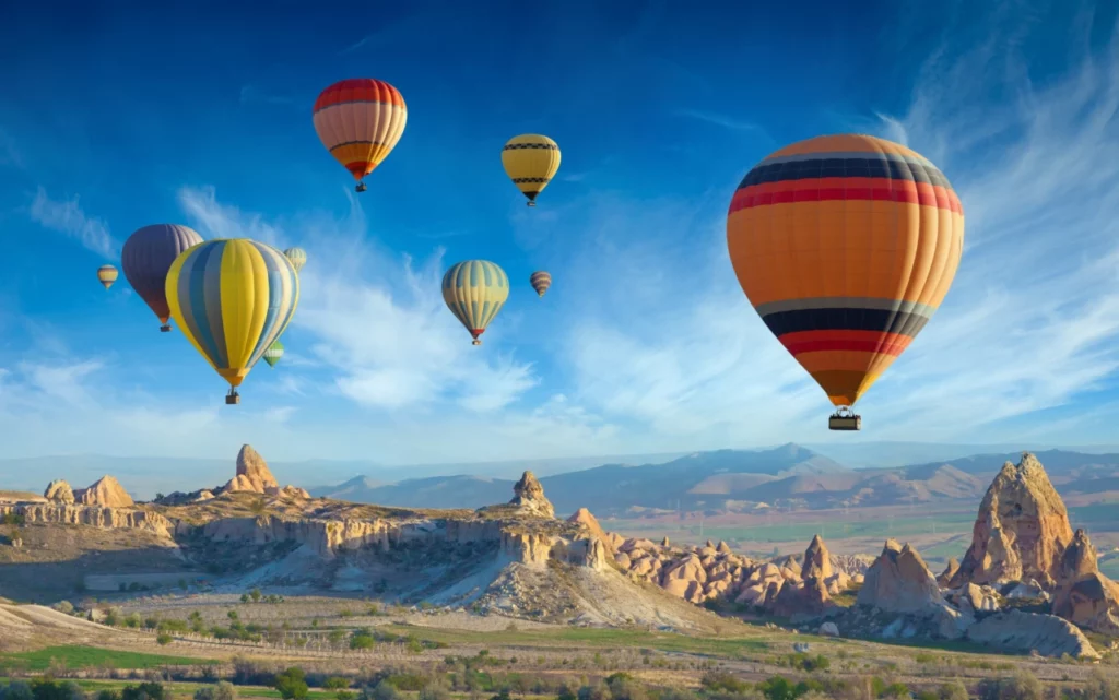 ToF Fotobehang landschap luchtballonen met bergen