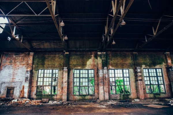 ToF Fotobehang industrieel verlaten pakhuis met grote ramen