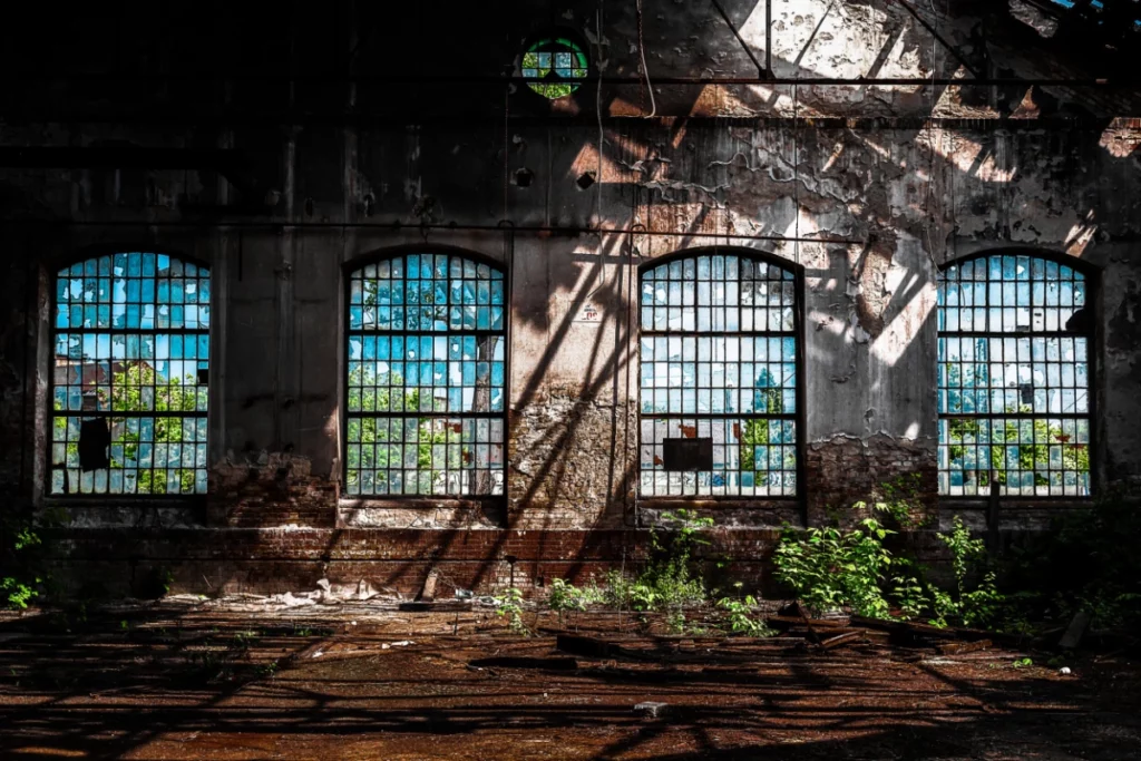 ToF Fotobehang industrieel verwilderd gebouw