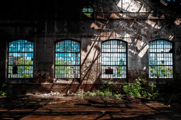 ToF Fotobehang industrieel verwilderd gebouw