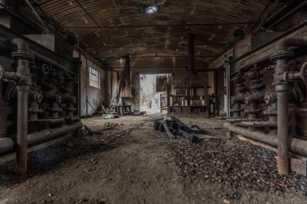 ToF Fotobehang industrieel verlaten hal met pijpen in gieterij