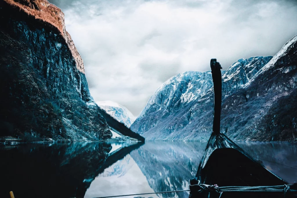 ToF Fotobehang mensen Vikingenboot in fjorden