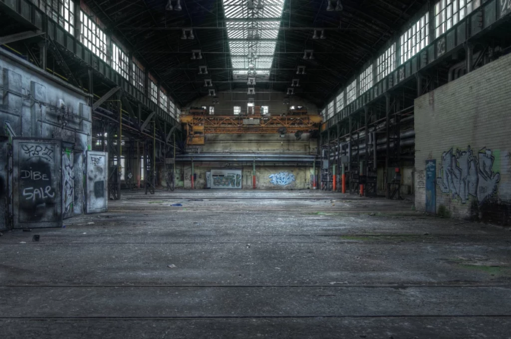 ToF Fotobehang industrieel oude hal met graffiti