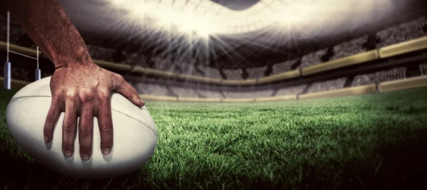 ToF Behang sport close-up van speler die bal tegen rugbyveld houdt