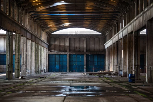 ToF Fotobehang industrieel verlaten fabriek met blauwe deuren