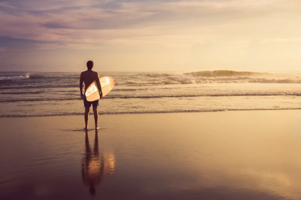 ToF Behang sport man met surfplank op het strand