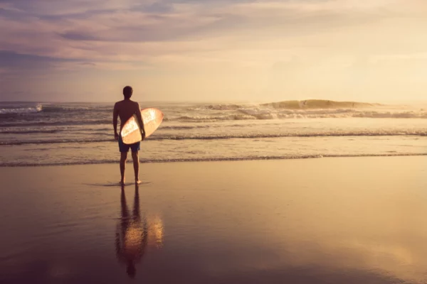 ToF Behang sport man met surfplank op het strand