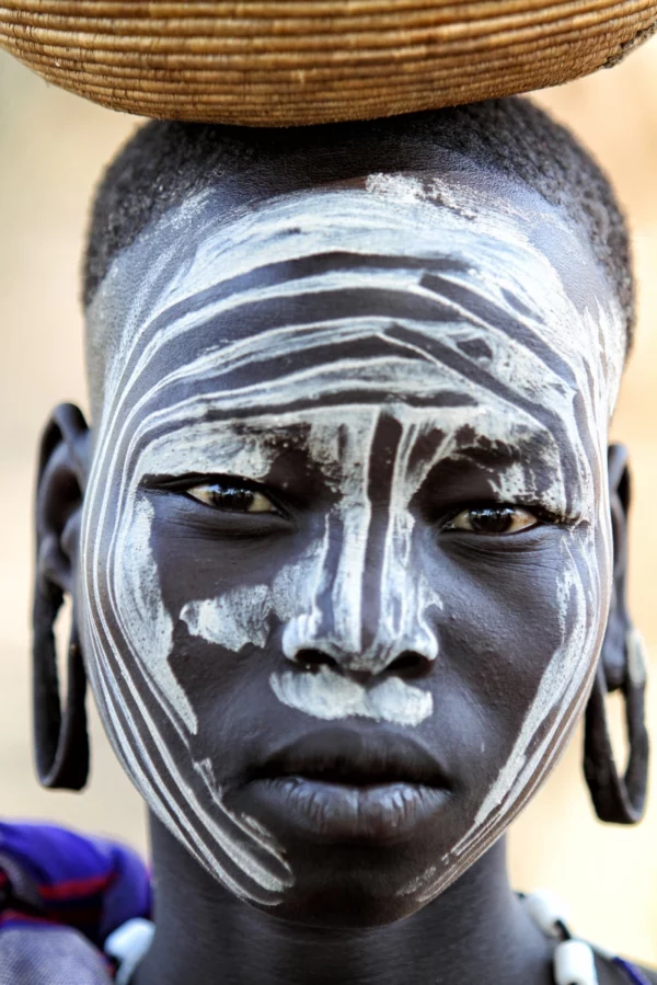 ToF Fotobehang cultuur vrouw met beschilderd gezicht van Mursi-stam