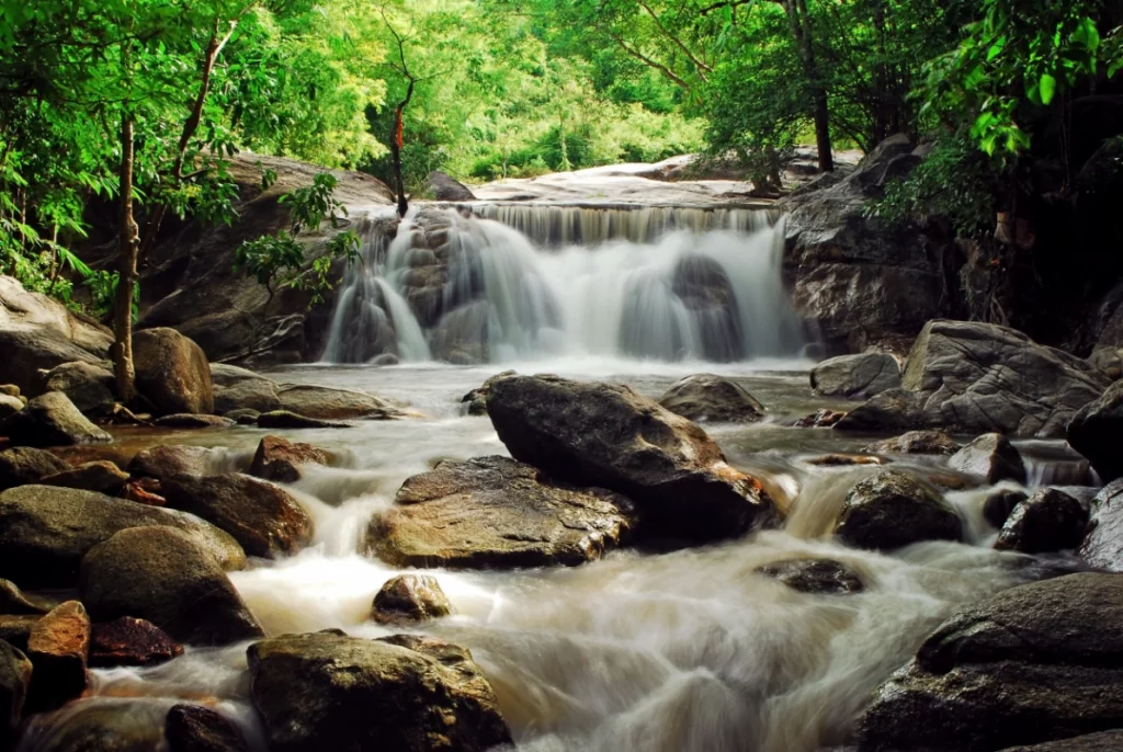 ToF Fotobehang waterval van rotsen